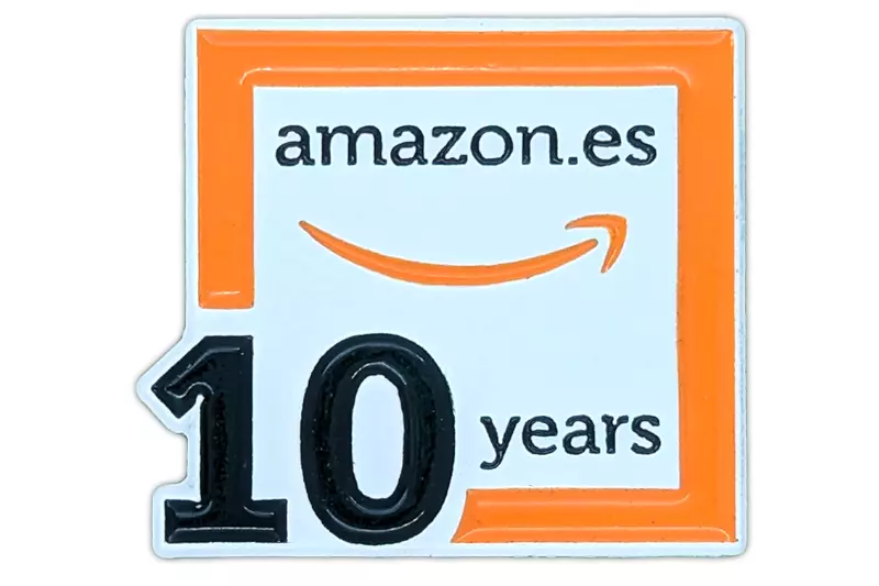 Spilla in metallo smaltato 10° anniversario Amazon