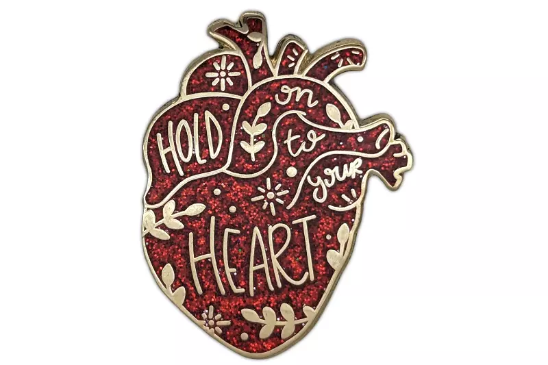 Broche personalizado de coração vermelho com glitter de esmalte duro